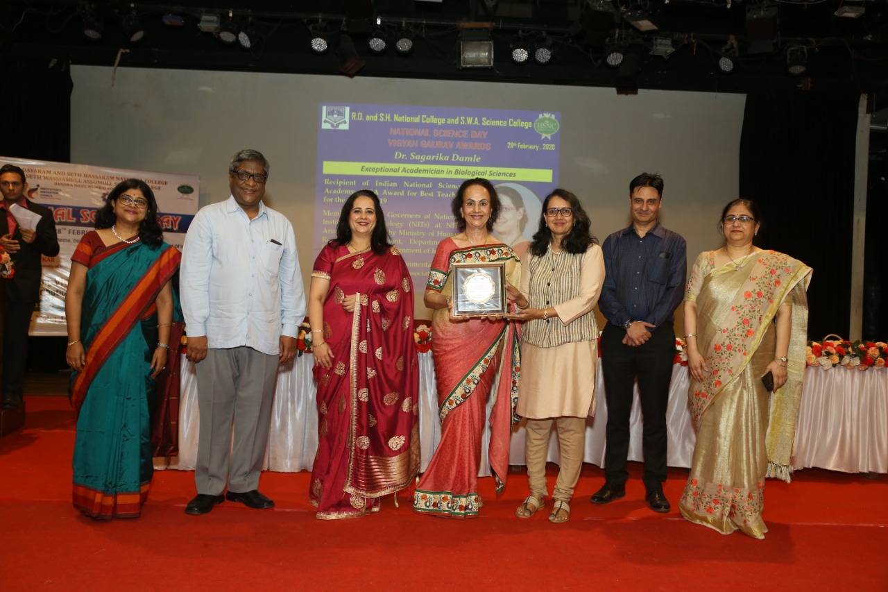 Dr. Sagarika Damle received the Award of Recognition ‘Vigyan Gaurav’ by R.D. National College.